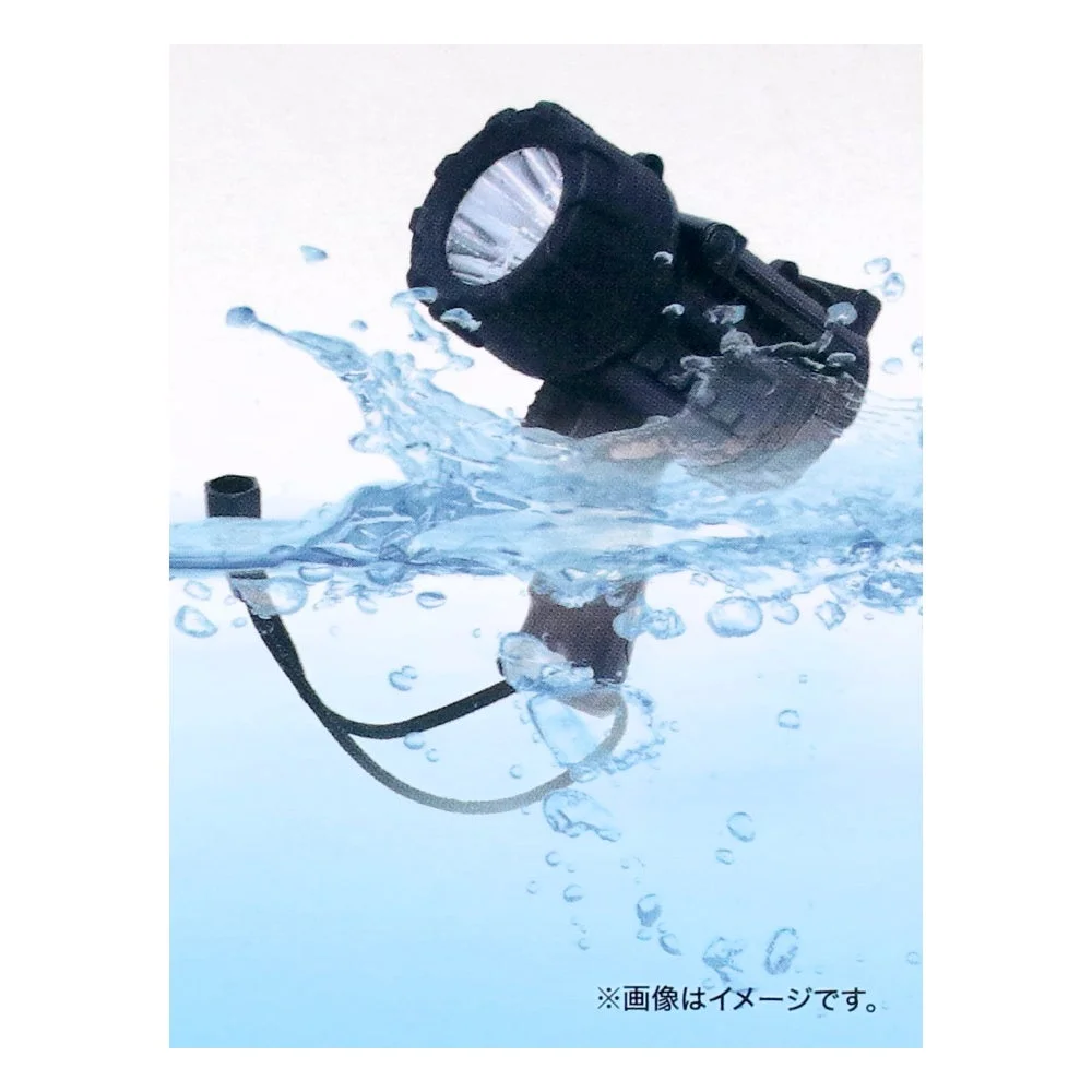 水中に投げ込まれた防水ライト