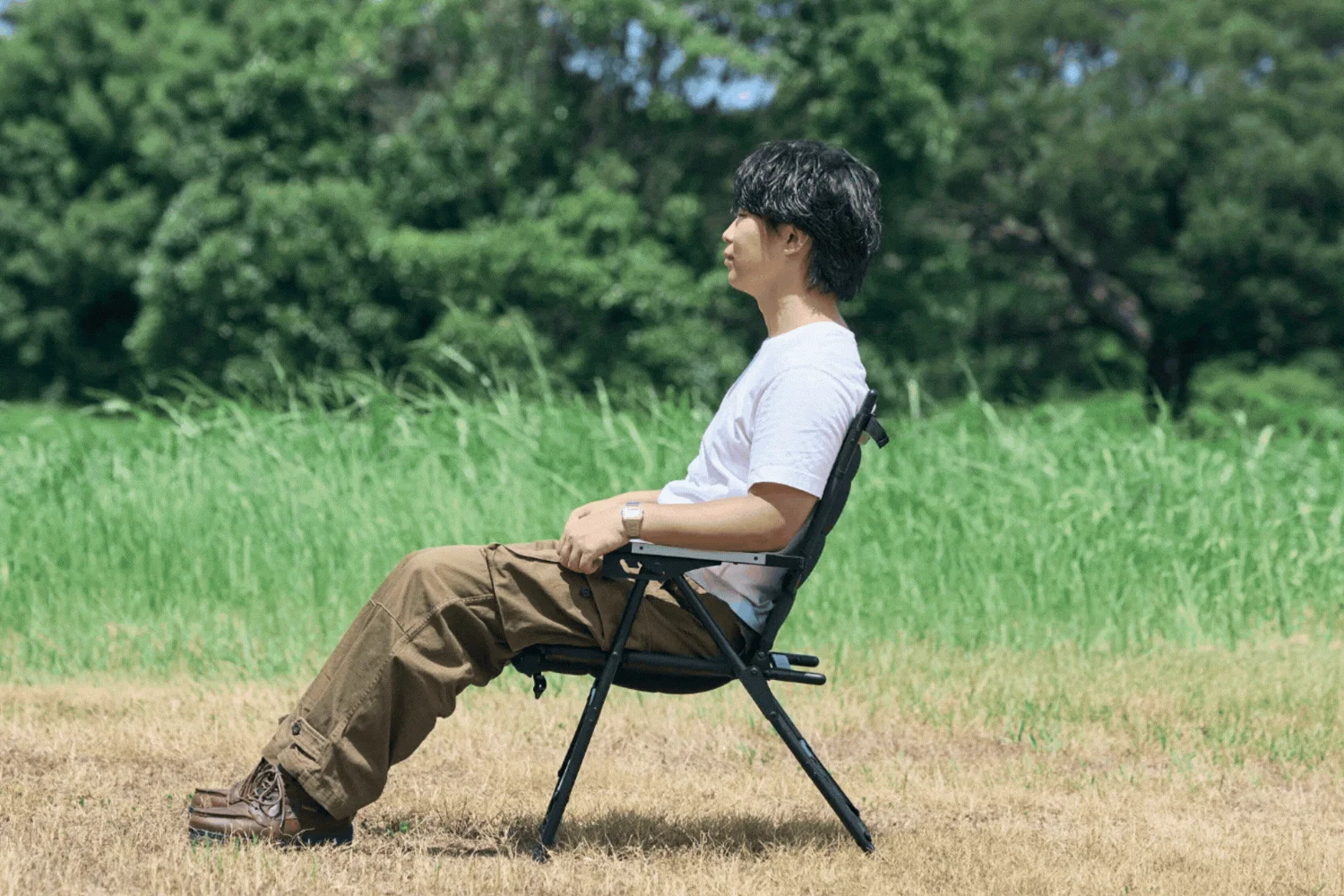 男性がリクライニングチェアでリラックス