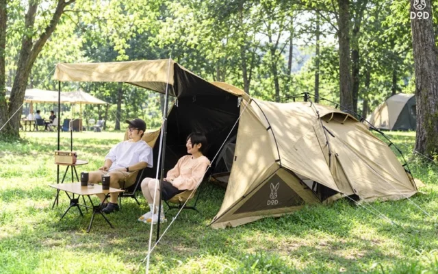 DOD「フタヘヤラクダテント」登場!秒速ワンタッチ設営、広々前室、遮光&防風スカートでフェスもキャンプも快適に