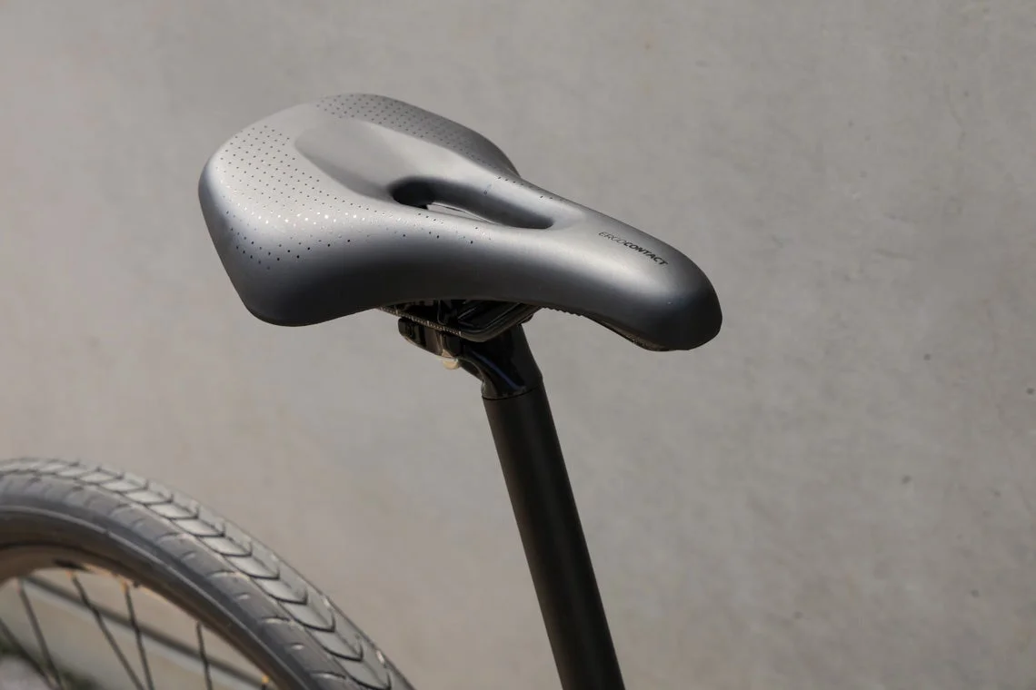 黒い自転車のサドルをクローズアップした画像