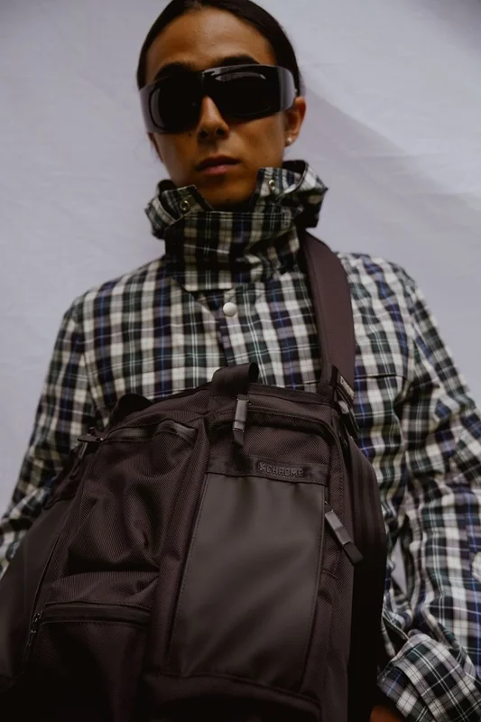 男性がAXCEL TOTE MESSENGERを着用