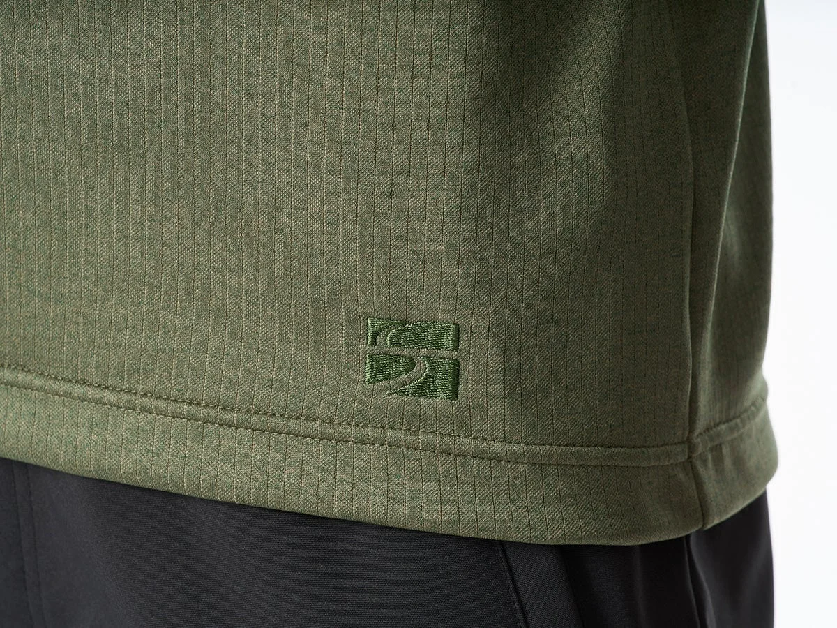 緑色の生地のTシャツの裾部分をクローズアップした画像