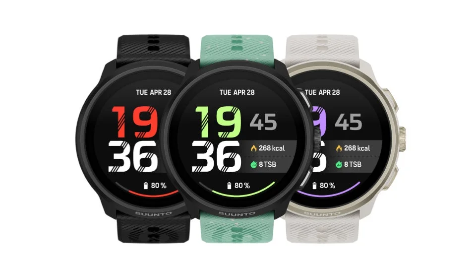SUUNTO製のスマートウォッチ3色が並べられています。各時計の画面には日付、時刻、消費カロリー、バッテリー残量などの情報が表示されており、スポーツやフィットネス用途に適したデザインです。