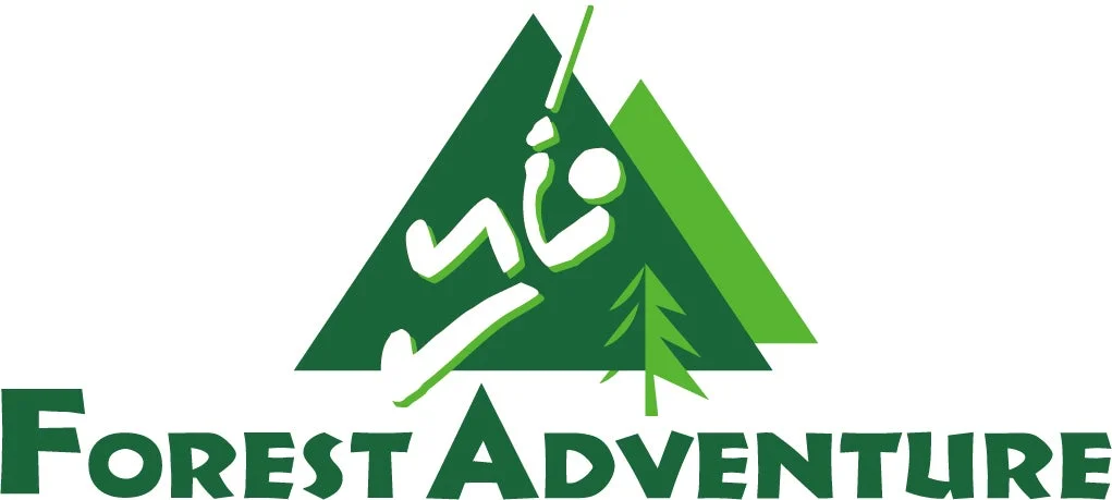 「Forest Adventure」という文字と、緑色の山や木々を背景に、ジップラインのようなアクティビティを楽しむ人のシルエットが描かれたロゴマークです。