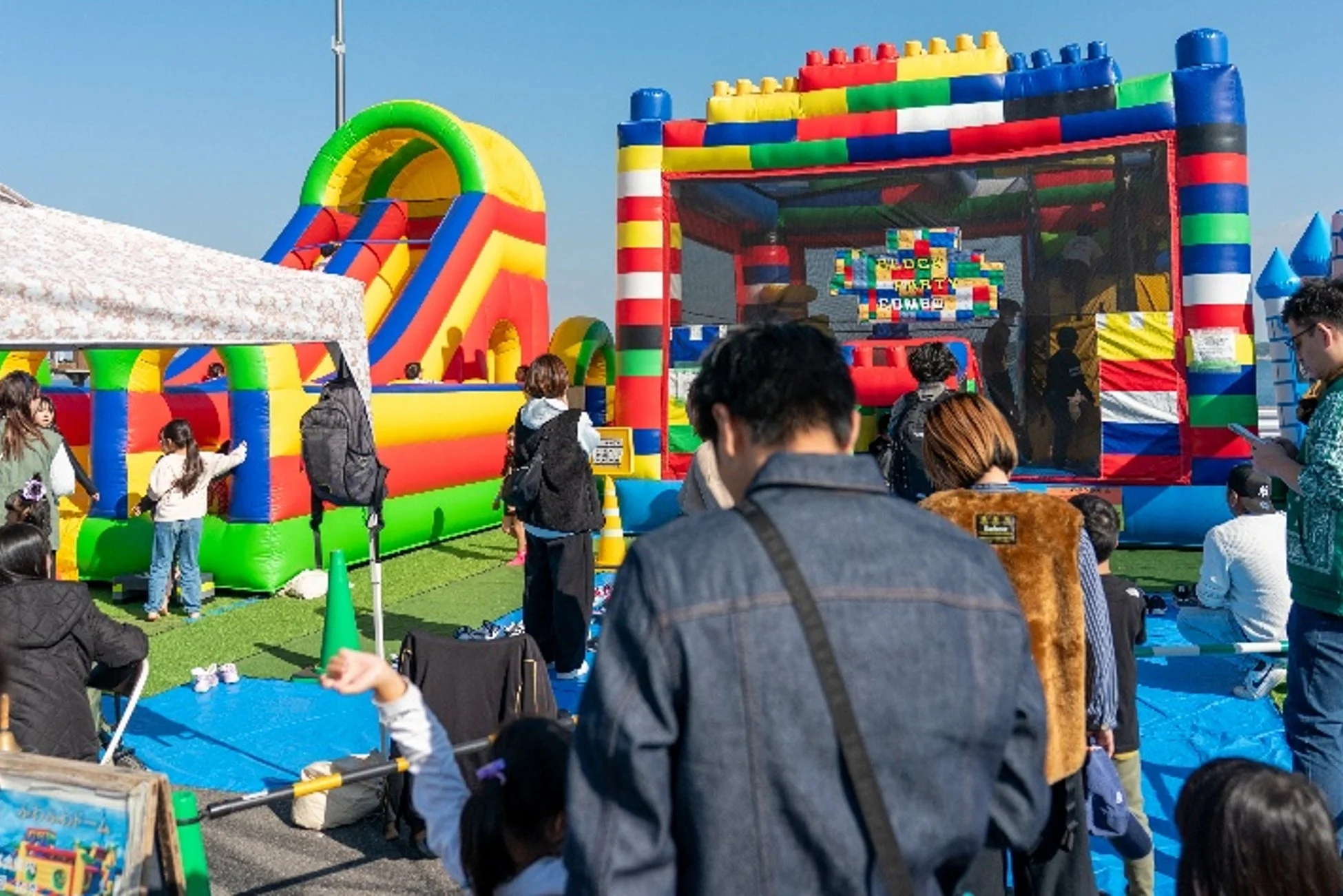 エア遊具で遊ぶ子供たち