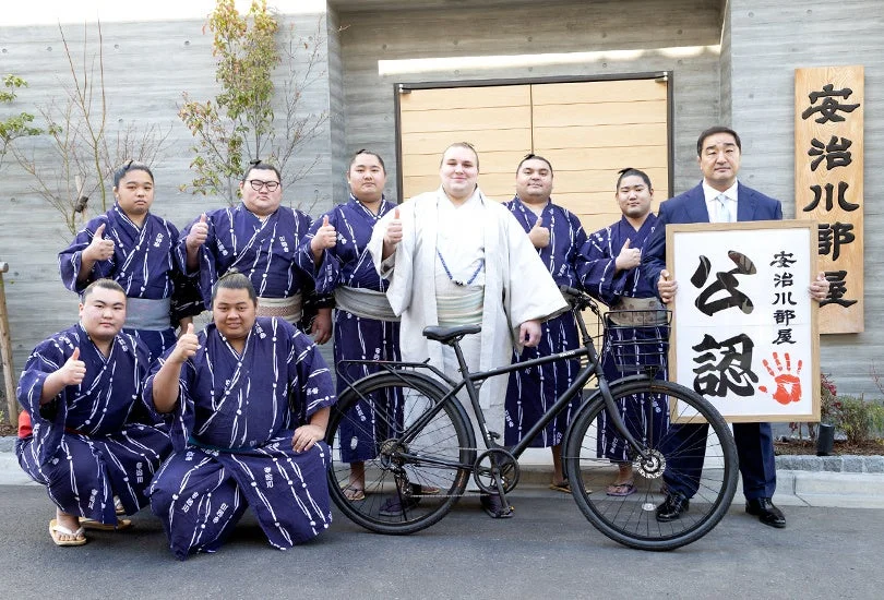 安治川部屋の力士たちと自転車