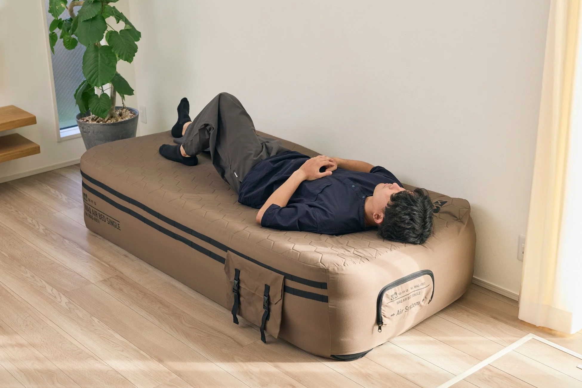 AIR BEDでリラックスする男性