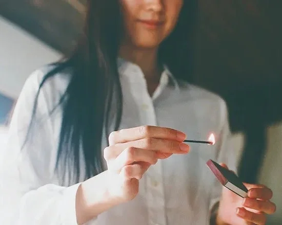 女性,マッチ,火,着火,手元,明かり,生活,日常
