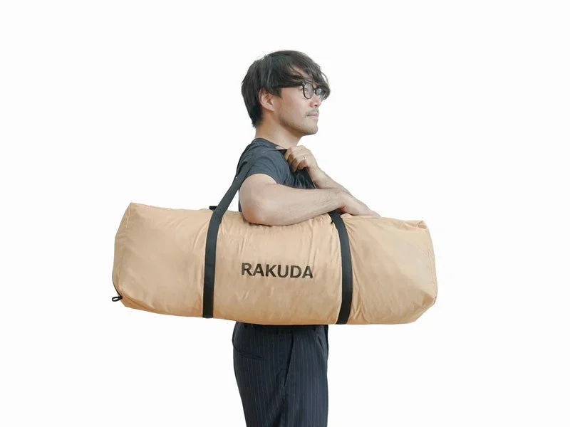 収納バッグを担ぐ男性
