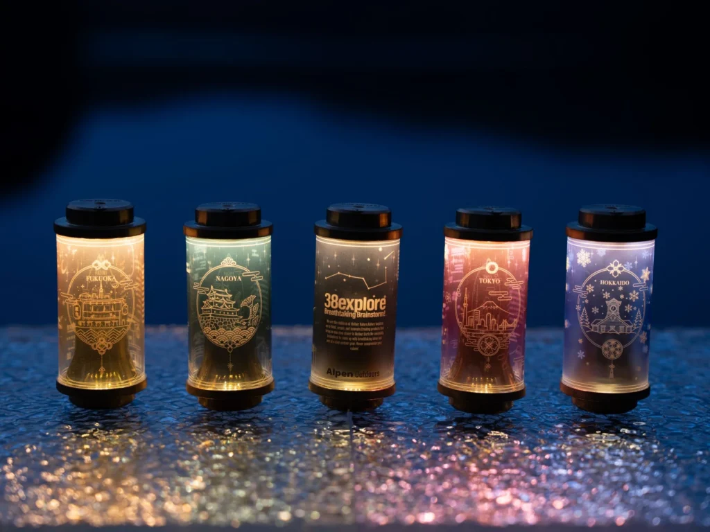 【アルペンアウトドアーズ限定】38exploreの真鍮製LEDランタン「38-kT THE RICH」に地域の美景を描いた限定デザインが登場