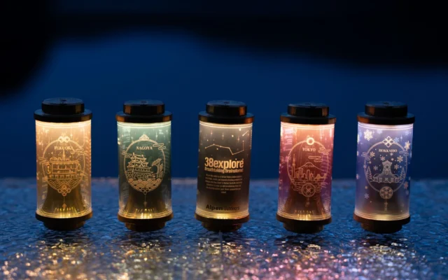 【アルペンアウトドアーズ限定】38exploreの真鍮製LEDランタン「38-kT THE RICH」に地域の美景を描いた限定デザインが登場
