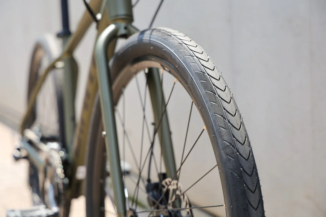カーキ色の自転車のフロント部分をクローズアップした画像