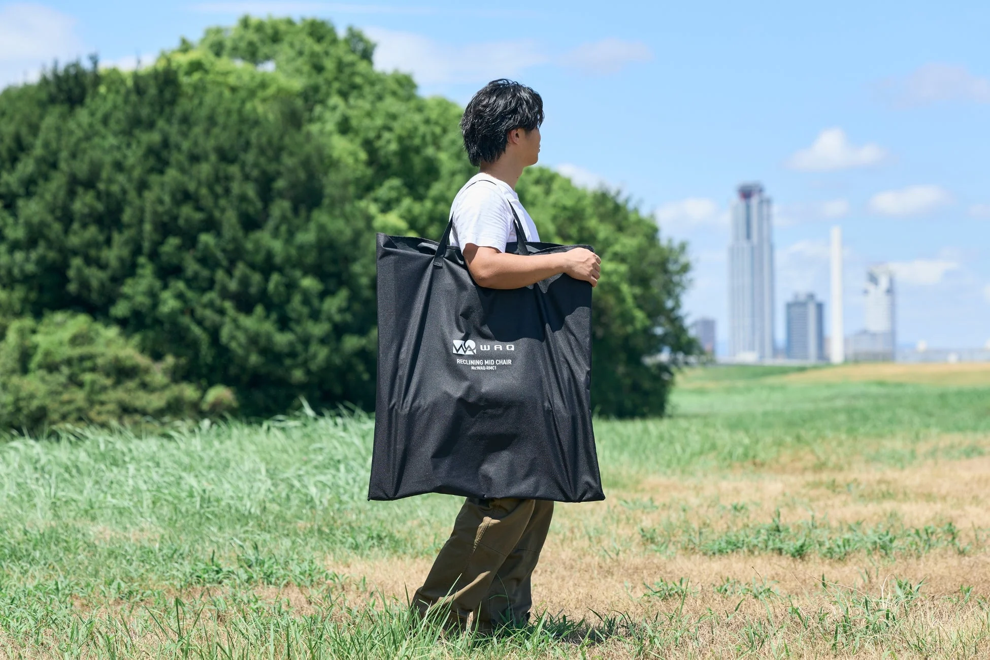 収納バッグを肩にかけて運ぶ男性