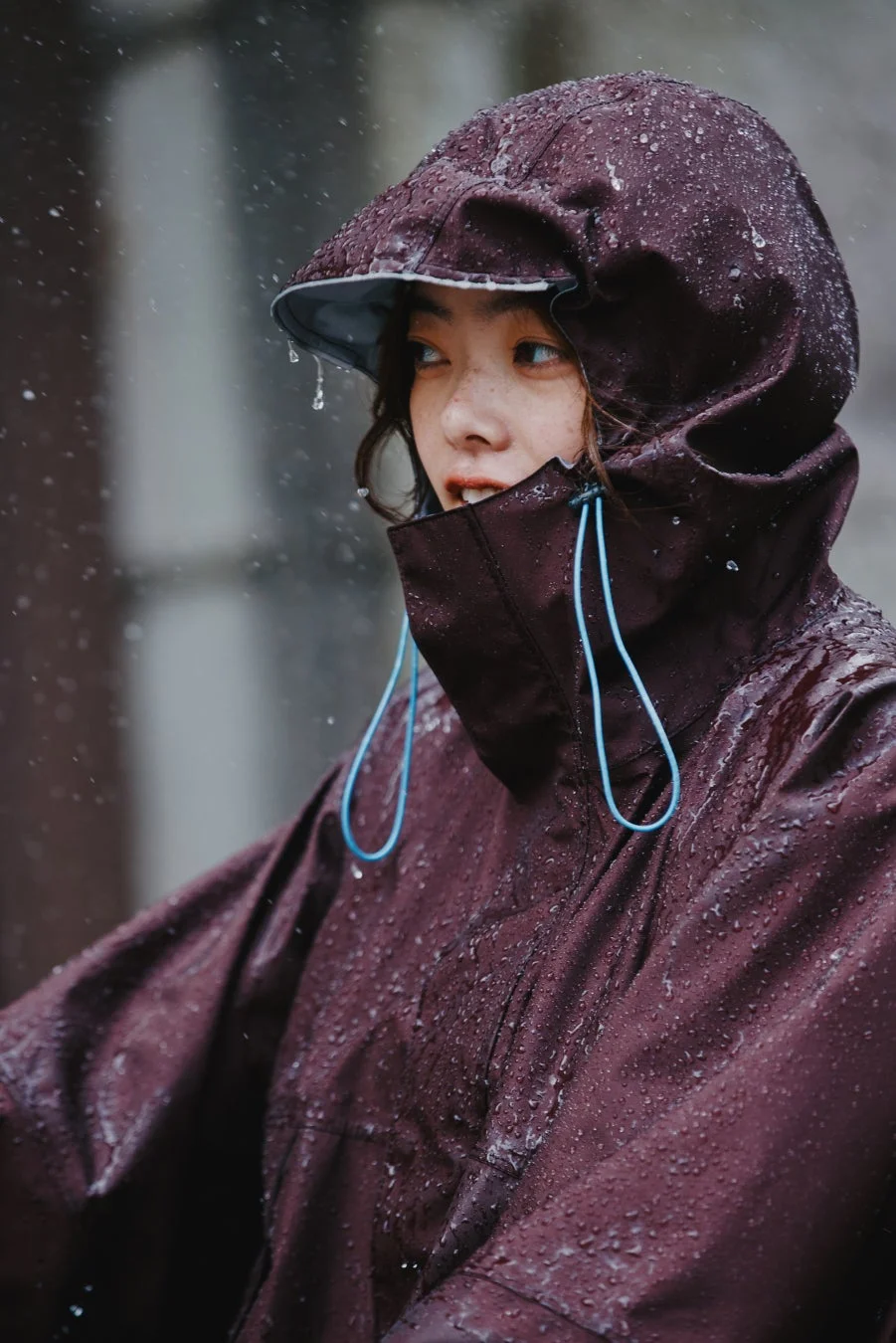 雨の中のウィンドガードシェルポンチョ