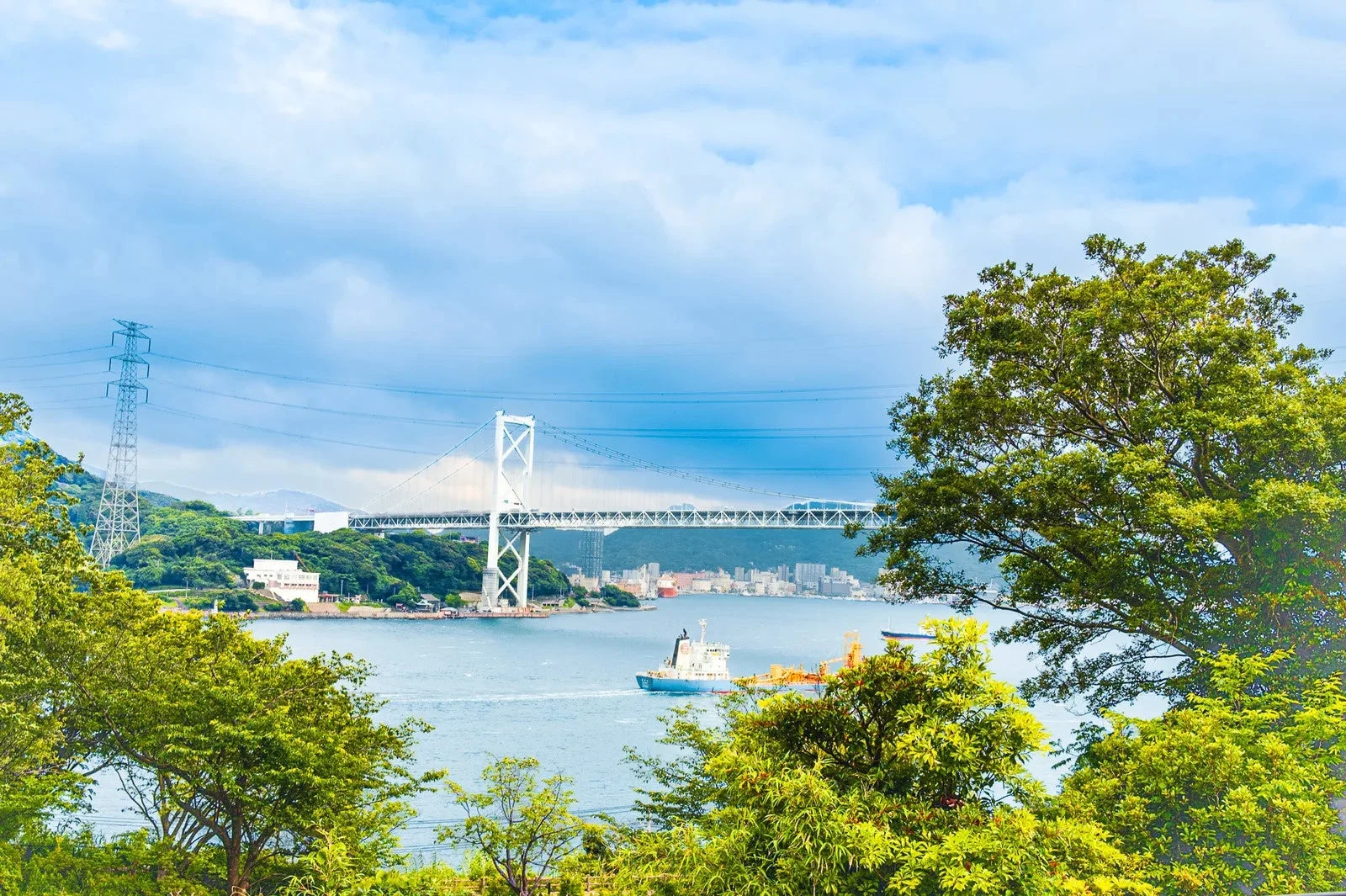 関門橋と船の風景