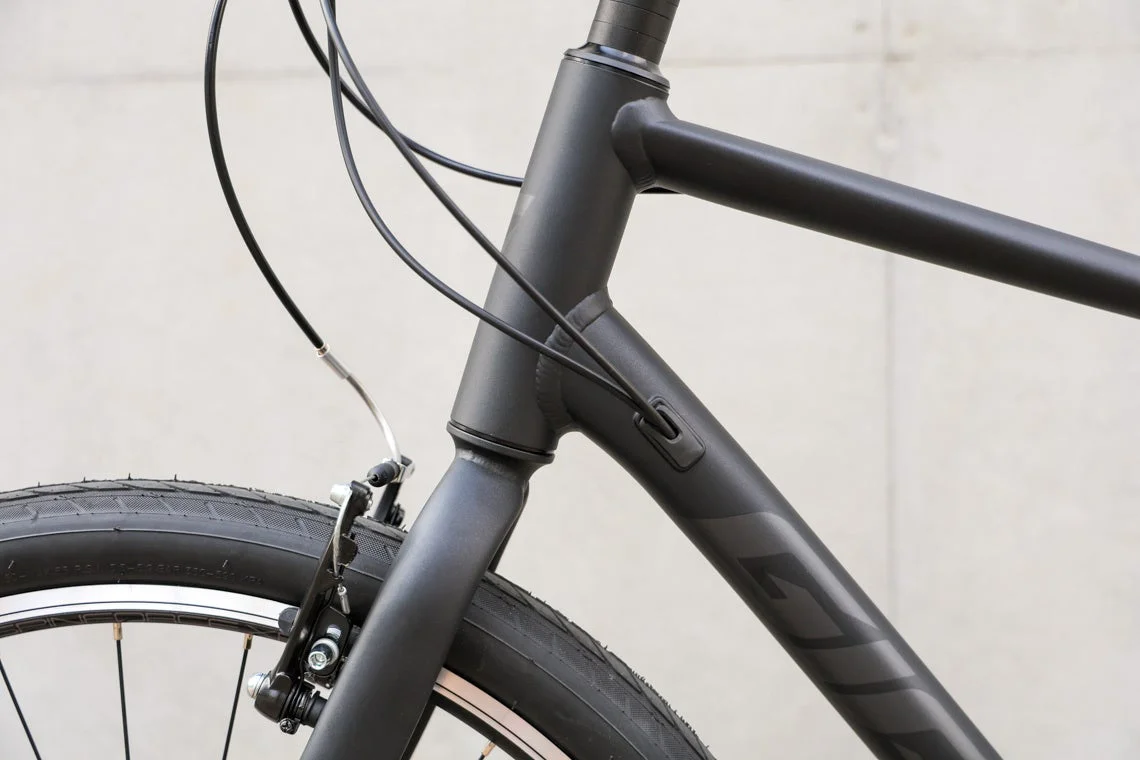 マットブラックの自転車のフロント部分をクローズアップした画像