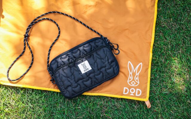 ブランドムックとしては異例の【第8弾】に突入! アウトドアブランド「DOD」より、“ウサステッチ”キルティングを採用した多機能「お財布ショルダーバッグ」が予約開始